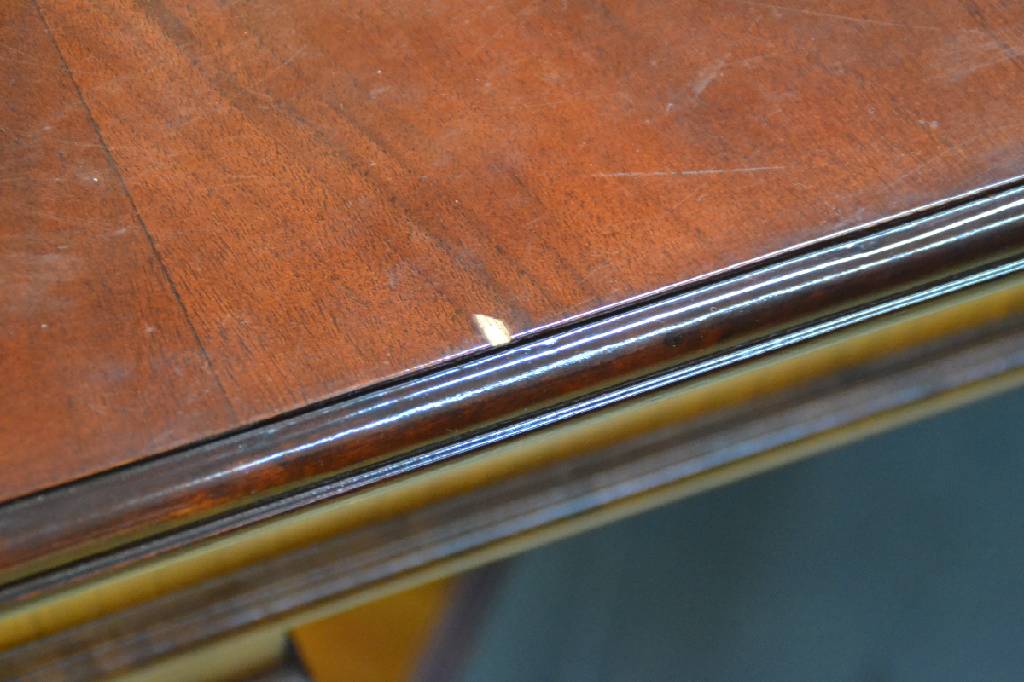 Detail e: Großer Esstisch / Konferenz- oder Besprechungstisch, 20.Jh., im Gründerzeit-Stil, Mahagonifurnier vielfach gespiegelt verlegt, 4 wuchtige ...
