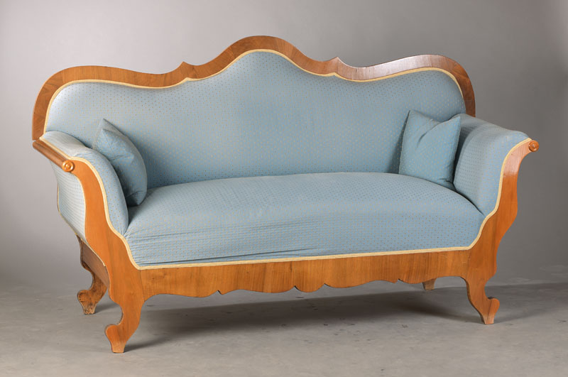 Biedermeiersofa, wohl süddeutsch, um 1835, Nussbaum, neu bezogen u. gepolstert mit min. Gebr.-Sp., stiltypischer spätbiedermeierliche Form, ca. ...