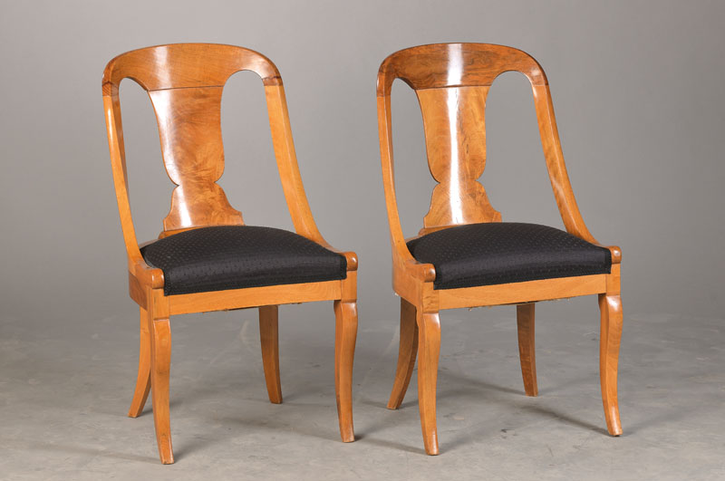 Paar Gondelstühle, süddeutsch, um 1820/30, Nussbaum massiv, neu gepolstert u. bezogen, stiltypische Form mit Rückenlehne in Vasenform, H. ca. 84 ...