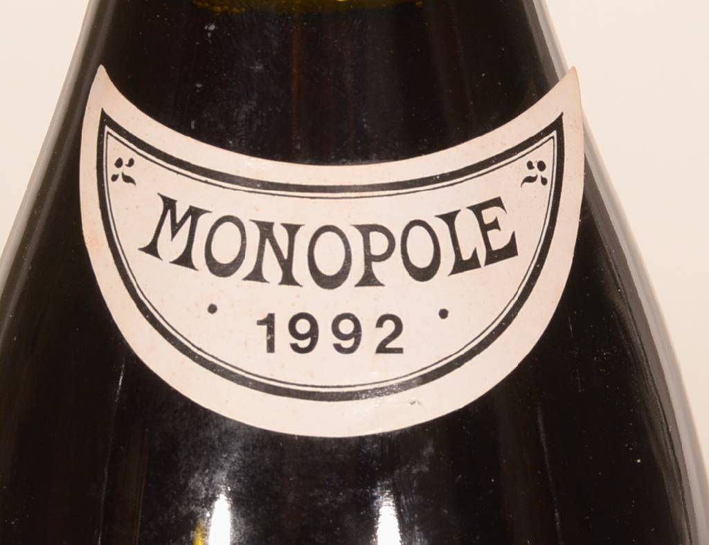 Detail b: 1 Flasche 1992 Domaine de La Romanee-Conti La Tache, Cote D´Or, ca. 75 cl, 13 % Vol., Abstand zwischen Kapsel und Wein: ca. 3 cm, unverkostet, sehr ...