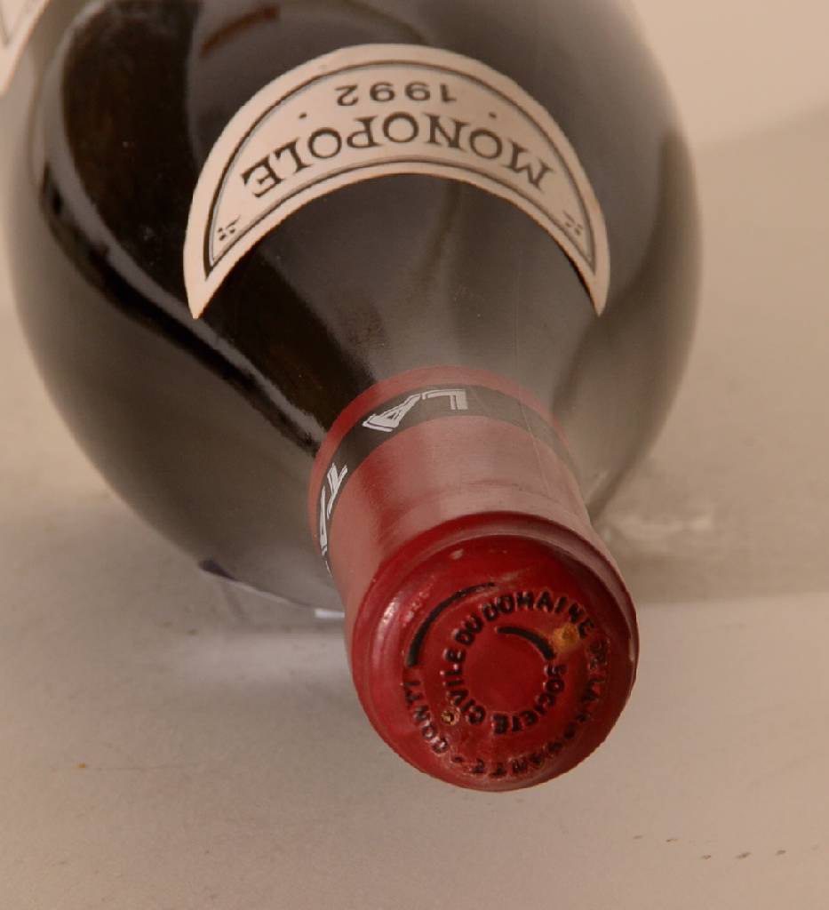 Detail d: 1 Flasche 1992 Domaine de La Romanee-Conti La Tache, Cote D´Or, ca. 75 cl, 13 % Vol., Abstand zwischen Kapsel und Wein: ca. 3 cm, unverkostet, sehr ...