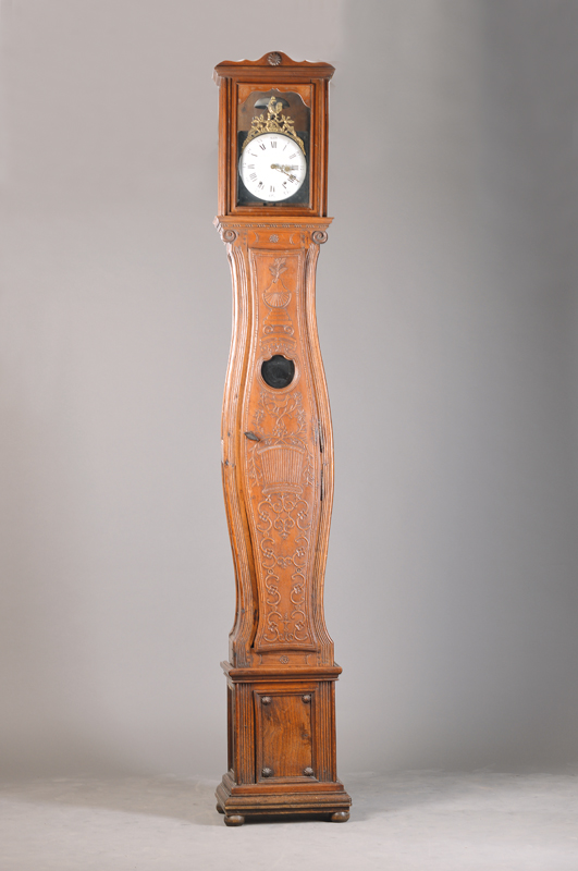 Standuhr, Frankreich um 1820, 3 teiliges verziertes Holzgehäuse (alter Wurmbefall), Sockel leicht abgenommen, seitliche Kannelierung, Tür mit mit ...