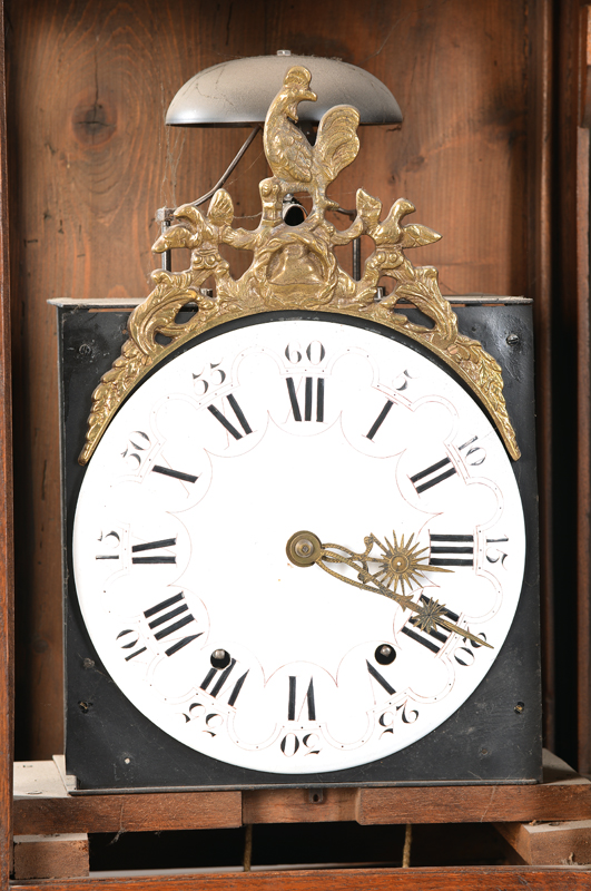 Detail a: Standuhr, Frankreich um 1820, 3 teiliges verziertes Holzgehäuse (alter Wurmbefall), Sockel leicht abgenommen, seitliche Kannelierung, Tür mit mit ...