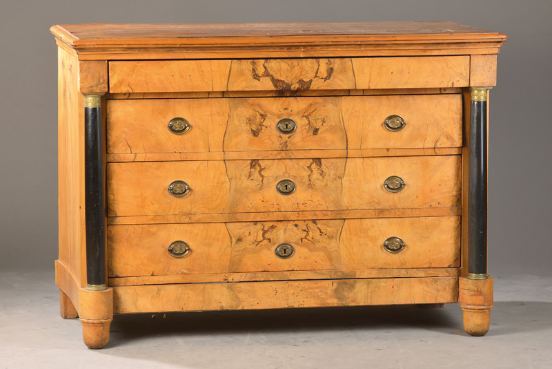 Biedermeierkommode, süddeutsch, wohl Baden, um1820/30, ausgesuchtes Nussbaum- bzw. Wurzelnussfurnier auf Weichholzkorpus gespiegelt verlegt, ...