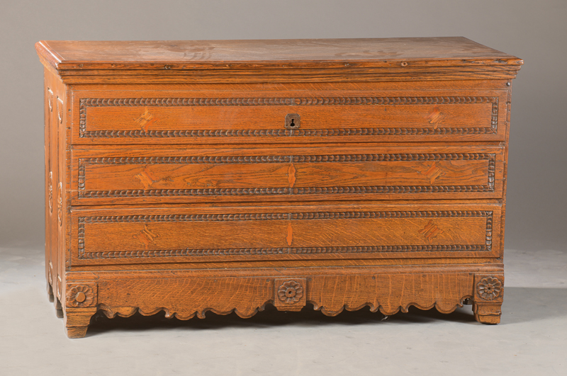 Barocktruhe, westdeutsch, wohl Bergisches Land, um 1800, Eiche massiv, Front mit 3- fachem Schuppenband, geschweift ausgeschnitzte Sockelzarge, ca. ...