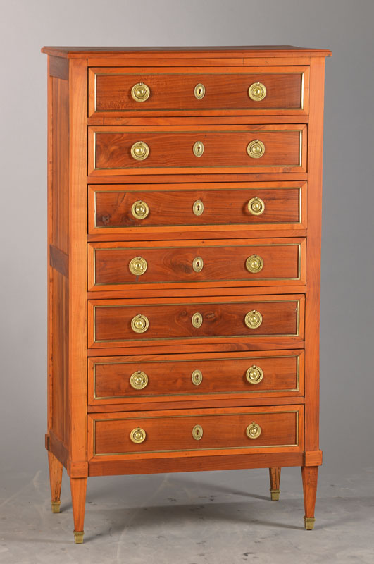 Schubladenschrank, sog. Semanieré, wohl Frankreich, um 1870, Kirschbaum massiv, reicher Messingbeschlag, 7-schübig, Eckstollen kanneliert, l. Reste ...