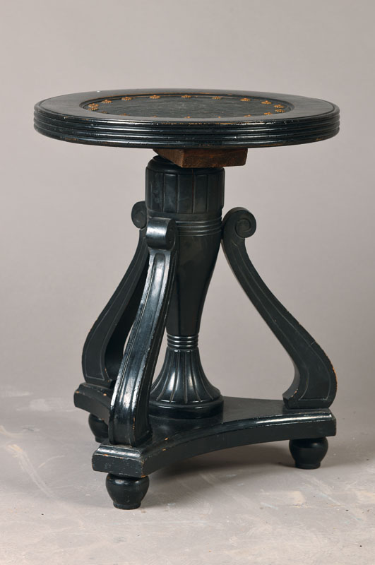 Klavierhocker, deutsch, um 1880/90, Holz, schwarz gefasst, auf drei geschwungenen Füssen stehend, Sitzfläche mit applizeriten Blumendekor, leichte ...