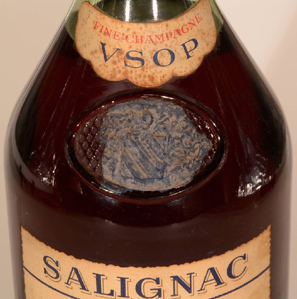 Detail b: 1 Flasche Salignac Cognac, sehr wahrscheinlich in den 60er Jahren in die Flasche abgefüllt, Fine Champagne, ca. 3L, 40 % Vol., unverkostet, Abstand ...