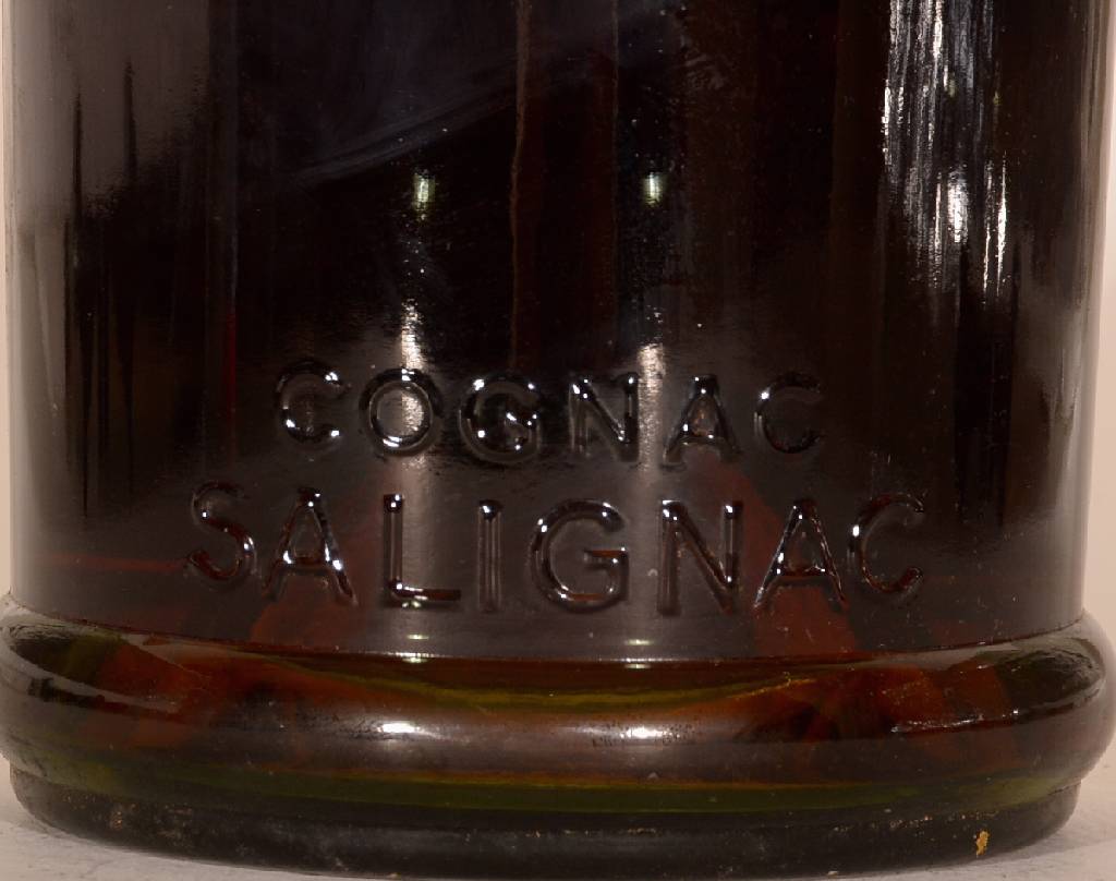 Detail c: 1 Flasche Salignac Cognac, sehr wahrscheinlich in den 60er Jahren in die Flasche abgefüllt, Fine Champagne, ca. 3L, 40 % Vol., unverkostet, Abstand ...