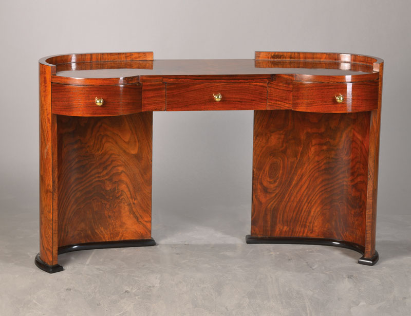 Art-Deco-Schreibtisch in Nierenform, wohl Frankreich, 20.Jh., Palisanderfurnier stark geflammt, dem Schwung angepasster Sockelfuß mit geschwärzter ...