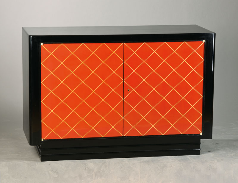 Art-Deco-Schrank, wohl Frankreich, 20.Jh., Mahagoni schwarz gelackt, weiche abgerundete Kanten, Front 2-türig, in Rotlack mit eingekerbter ...