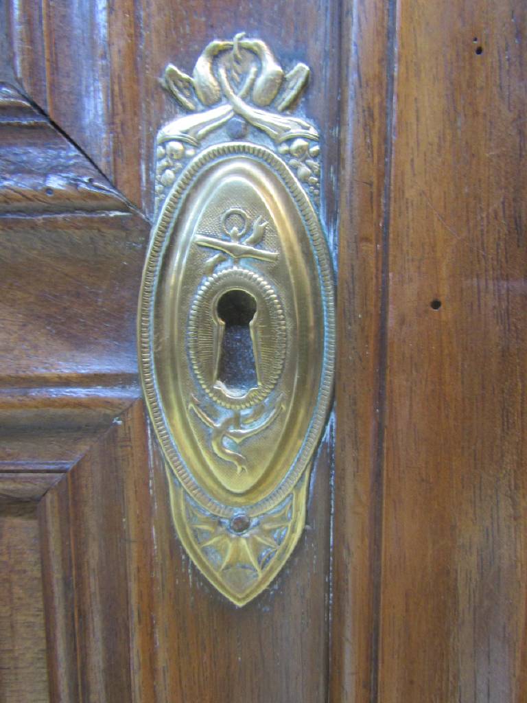 Detail a: Selten kleiner Pfälzer Barockschrank mit Geheimfach, um 1760/70, Nussbaum massiv, 2- türig, Giebel, Sockel . Türen üppig profiliertu. auf Gehrung ...
