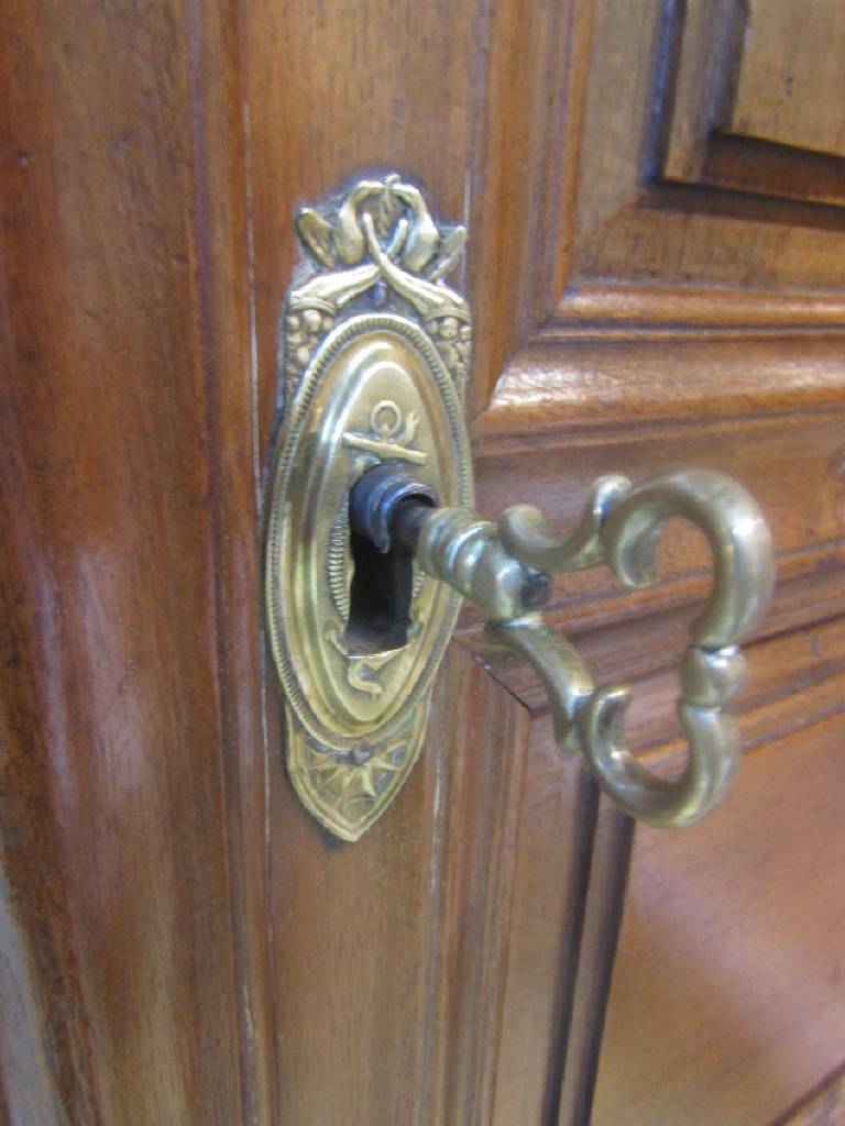 Detail b: Selten kleiner Pfälzer Barockschrank mit Geheimfach, um 1760/70, Nussbaum massiv, 2- türig, Giebel, Sockel . Türen üppig profiliertu. auf Gehrung ...