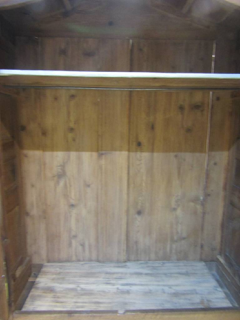 Detail c: Selten kleiner Pfälzer Barockschrank mit Geheimfach, um 1760/70, Nussbaum massiv, 2- türig, Giebel, Sockel . Türen üppig profiliertu. auf Gehrung ...