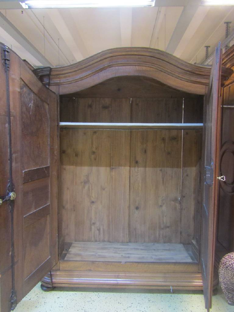Detail d: Selten kleiner Pfälzer Barockschrank mit Geheimfach, um 1760/70, Nussbaum massiv, 2- türig, Giebel, Sockel . Türen üppig profiliertu. auf Gehrung ...