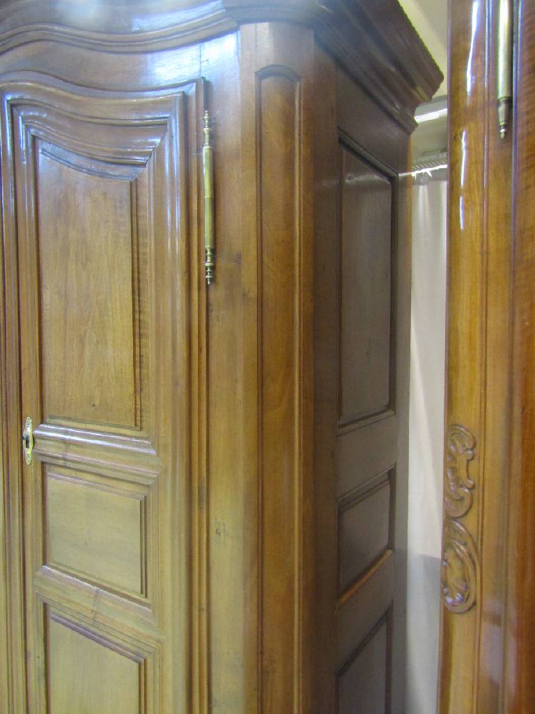 Detail e: Selten kleiner Pfälzer Barockschrank mit Geheimfach, um 1760/70, Nussbaum massiv, 2- türig, Giebel, Sockel . Türen üppig profiliertu. auf Gehrung ...