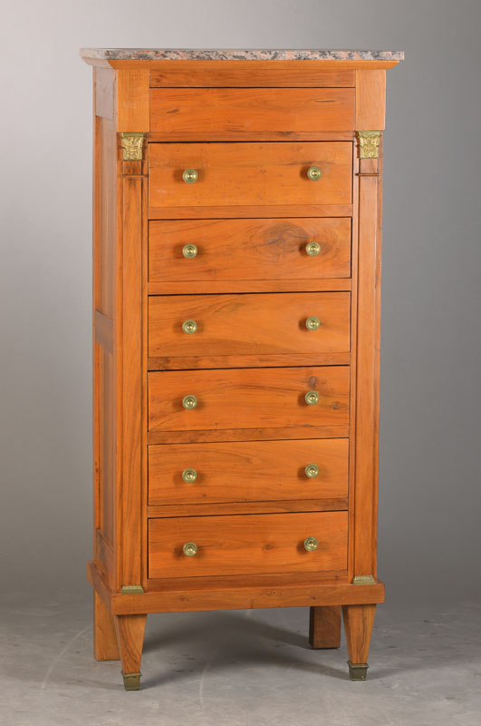 Hochkommode, wohl Frankreich, Mitte 19.Jh., Nussbaum, 7-schübig, seitl. angedeutete Pilaster mit stilisierten Messingkapitellen, Marmorplatte, ...