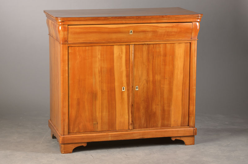 Biedermeier-Halbschrank, wohl Pfalz/Baden, um 1830, Kirschbaum, 1-schübig, 2-türig, Kopfschub mit Wulst, restauriert, ca. 98x107x56 cm