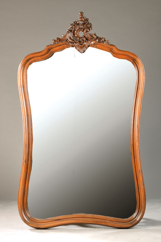 Rokoko-Spiegel, deutsch, um 1870/80, Nussbaum massiv, detailiert geschnitzte Rocaillenbekrönung, taillierte Form, fac. Sp iegel, ca. 143x84 cm