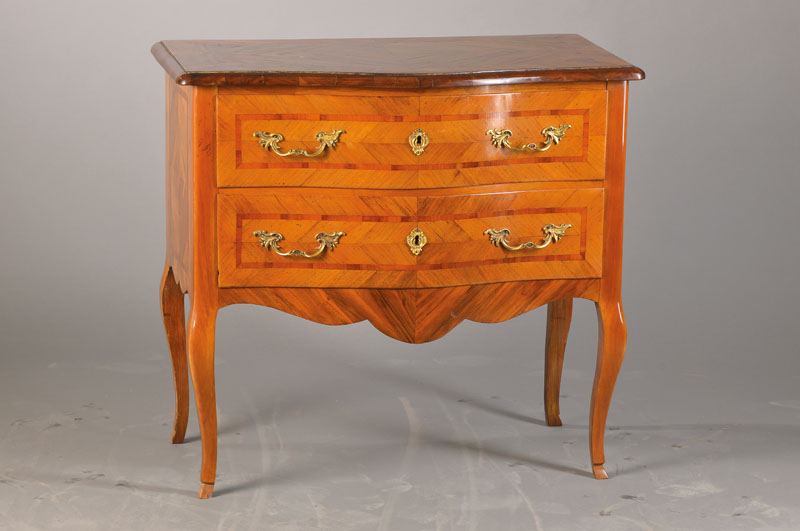 Barockstil-Kommode, süddeutsch, um 1840/50, Weichholzkorpus mit Nussbaumfurnier auf Kreuzfuge verlegt, Kirschbaum Bandintarsien, 2-schübig, ...