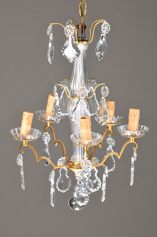 Deckenleuchter, nach Klassizistischer Art, 20.Jh., Messinggestänge mit geripptem gläsernen Mittelbaluster, geschliffene Tropfschalen u. 3-stufig ...