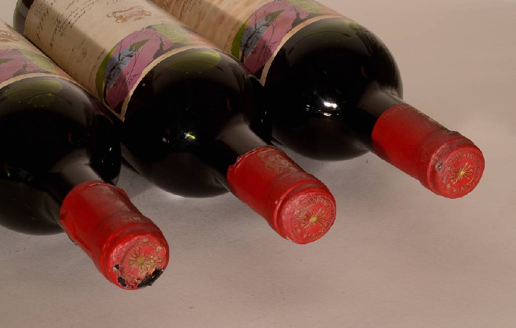 Detail d: 3 Flaschen 1975 Chateau Mouton Rothschild, Pauillac, je ca, 75 cl, Füllstände: mid shoulder bis upper mid shoulder, unverkostet, Etiketten fleckig ...