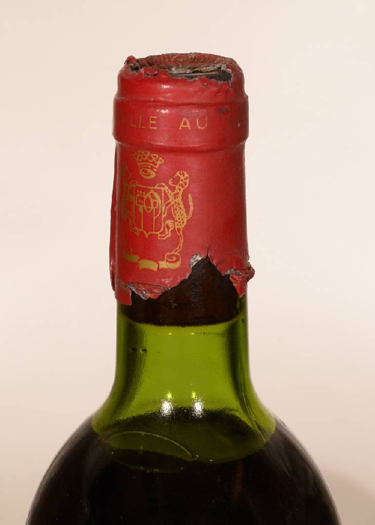 Detail e: 3 Flaschen 1975 Chateau Mouton Rothschild, Pauillac, je ca, 75 cl, Füllstände: mid shoulder bis upper mid shoulder, unverkostet, Etiketten fleckig ...
