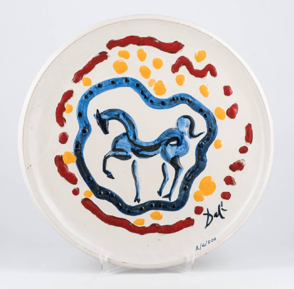 Salvador Dali, 1904-1989, Le Cheval Bleu, 1980, glasierter Keramikteller, sign., num. 6/500, ca. 39 cm, feiner Haarriss, 2 kleine Abschläge am ...