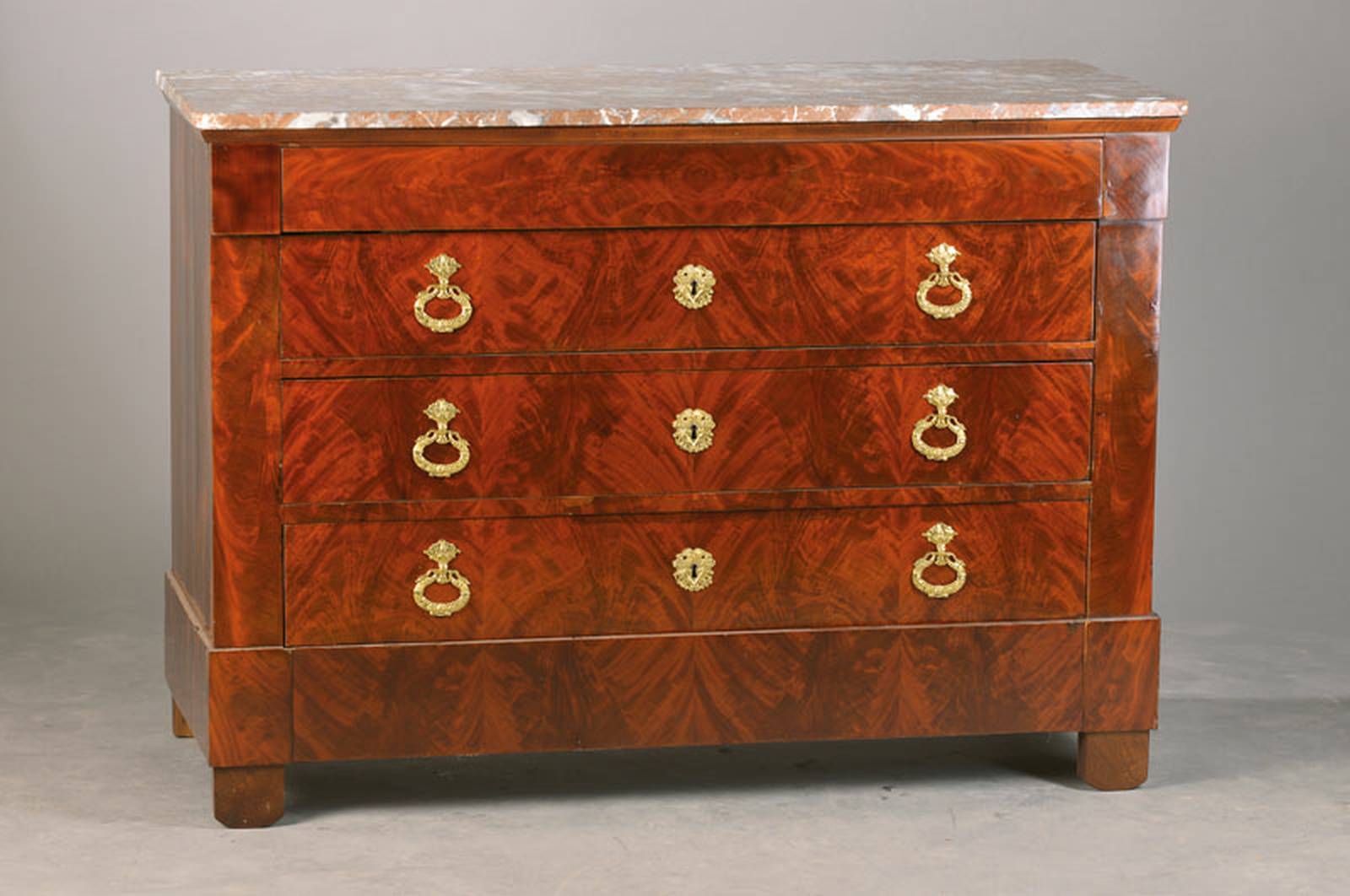 Prunkkommode, wohl Frankreich, um 1850/60, Pyramidenmahagonifurnier auf Eichekorpus, 3- schübig, versteckter Kopfschub, feuervergoldete Beschläge ...