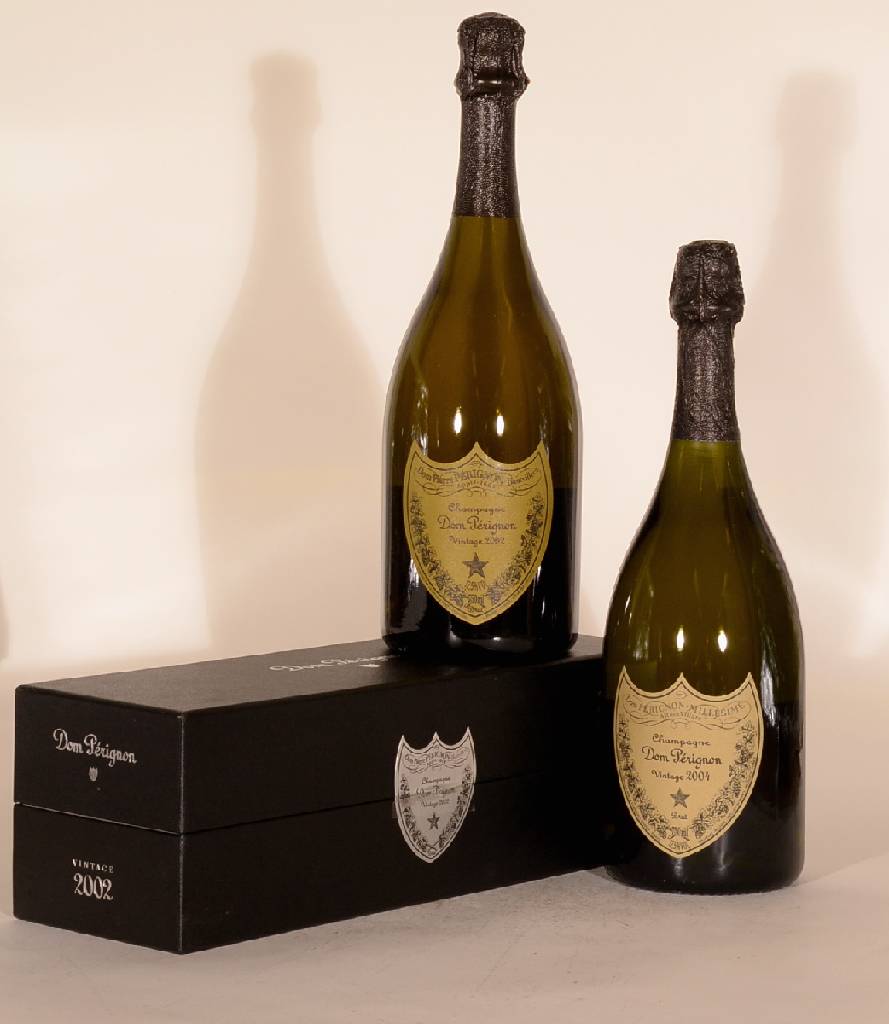 2 Flaschen Dom Perignon, Jahrgänge: 2002 & 2004, je ca. 75 cl, Abstand zwischen Flaschenboden und Champagner:ca. 1 cm, sehr guter Erhaltungszustand, ...