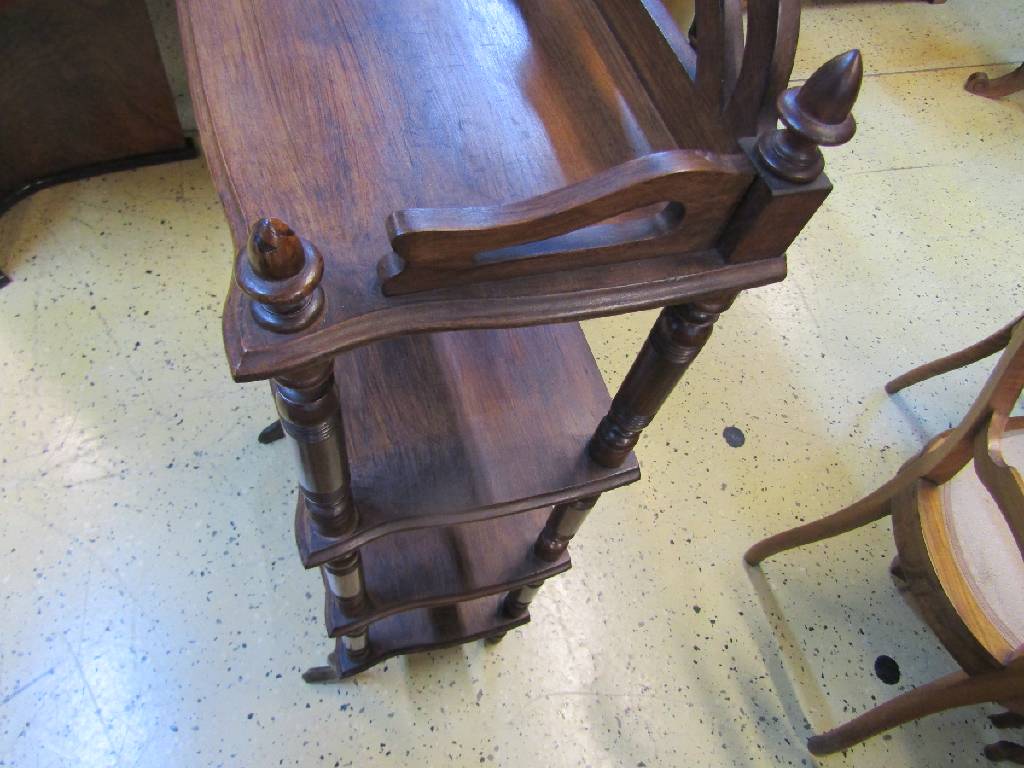 Detail d: Etagere, wohl England, um 1890/1900, Buche lasiert, Palisanderholz imitierend, 4 Etagen, Säulen gedrechselt, l. verspielte Jugendstil-Ornamentik, ...