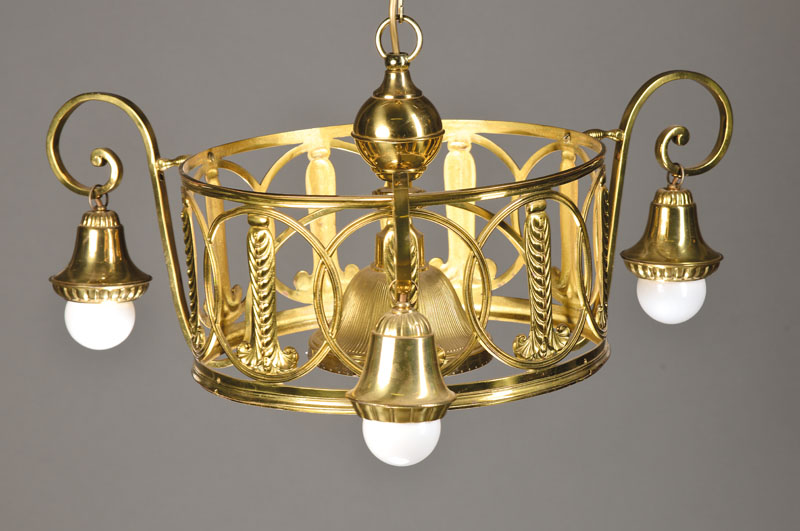 Deckenlampe, deutsch, 1.H. 20.Jh., klassizistisches Messinggestell mit Palmetten-Dekor, 4 Brennstellen davon 1 inneliegend, Elektrifizierung nicht ...