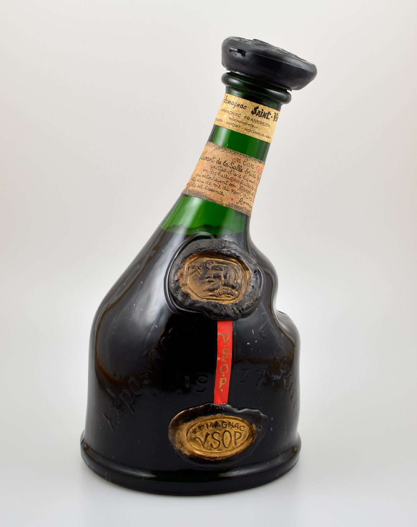 1 Flasche 1937 Armagnac Saint Vivant VSOP, 40 % Vol., ca. 150 cl, unverkostet, sehr guter Erhaltungszustand, sehr dekorative Flaschenform, goldenes ...