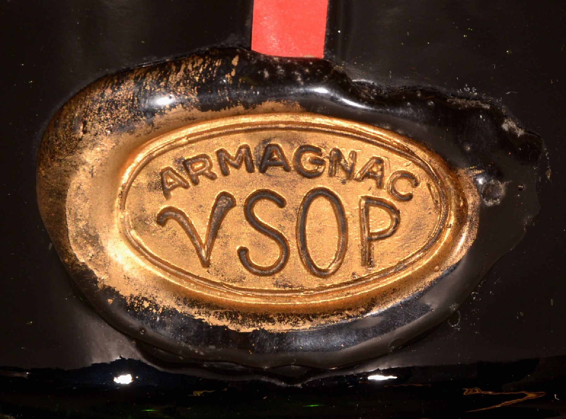 Detail a: 1 Flasche 1937 Armagnac Saint Vivant VSOP, 40 % Vol., ca. 150 cl, unverkostet, sehr guter Erhaltungszustand, sehr dekorative Flaschenform, goldenes ...