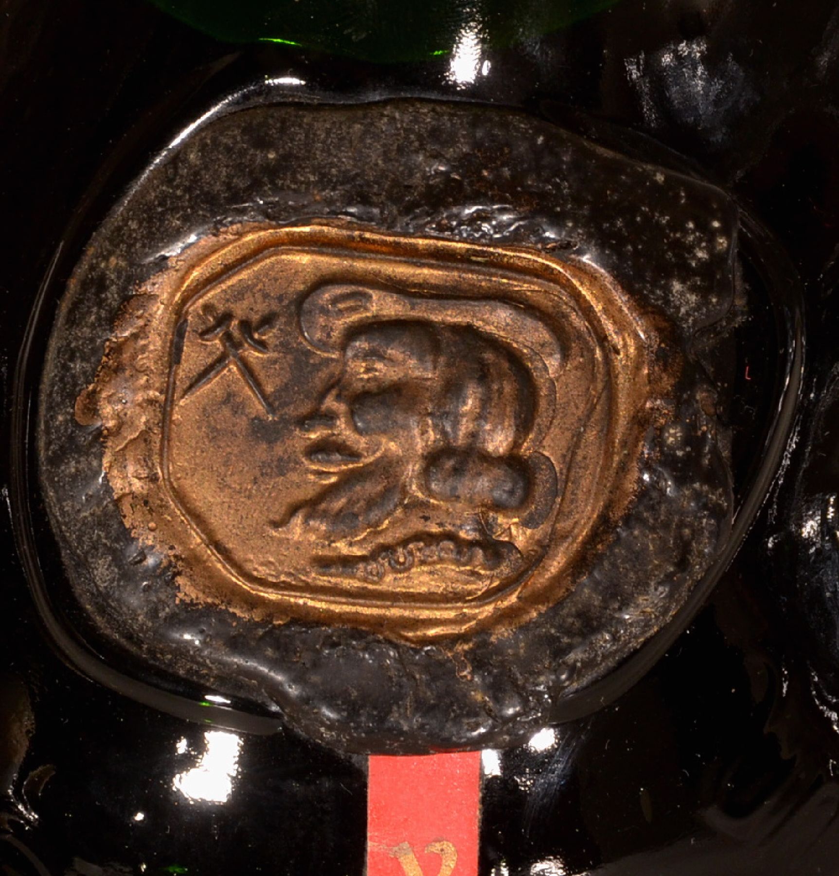 Detail b: 1 Flasche 1937 Armagnac Saint Vivant VSOP, 40 % Vol., ca. 150 cl, unverkostet, sehr guter Erhaltungszustand, sehr dekorative Flaschenform, goldenes ...