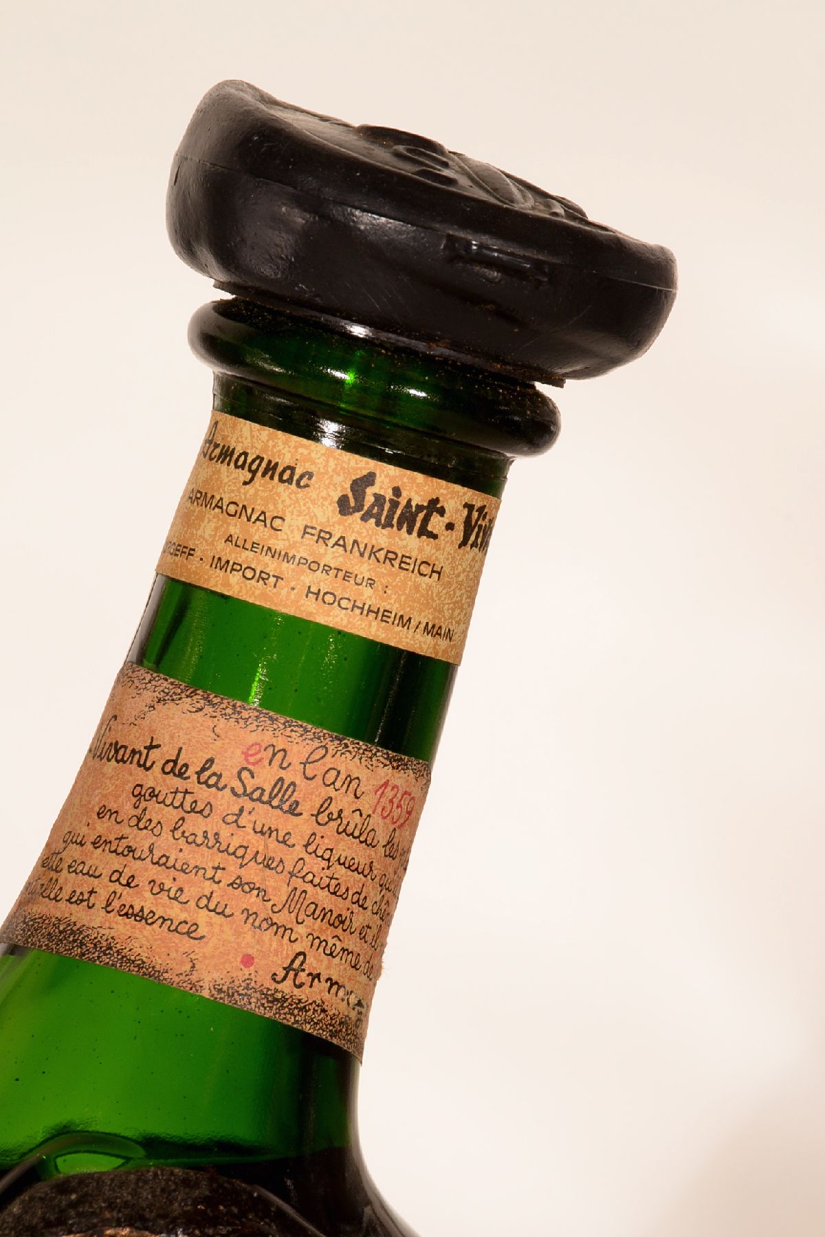 Detail c: 1 Flasche 1937 Armagnac Saint Vivant VSOP, 40 % Vol., ca. 150 cl, unverkostet, sehr guter Erhaltungszustand, sehr dekorative Flaschenform, goldenes ...