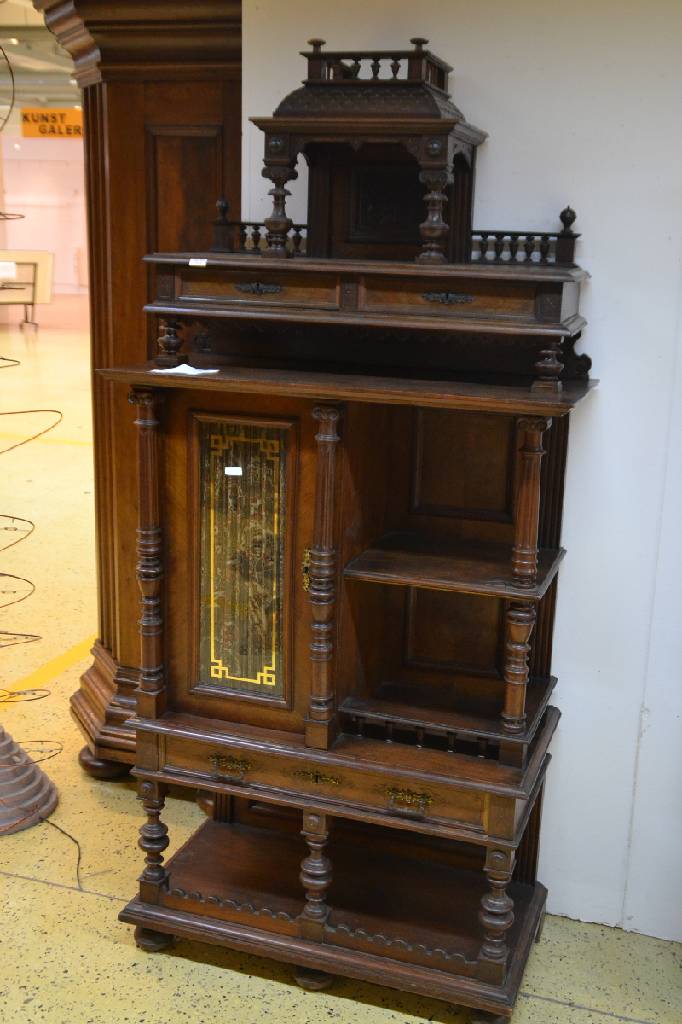 Detail a: Vertiko, deutsch, um 1880/90, Nussbaum furniert, Gründerzeit, asymmetrischer Aufbau, rechts 2 Nischen für Ziergegenstände, Untere mit Balustrade, ...