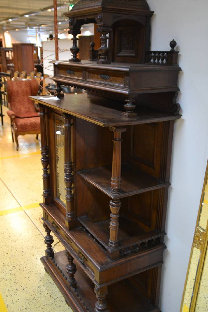 Detail b: Vertiko, deutsch, um 1880/90, Nussbaum furniert, Gründerzeit, asymmetrischer Aufbau, rechts 2 Nischen für Ziergegenstände, Untere mit Balustrade, ...