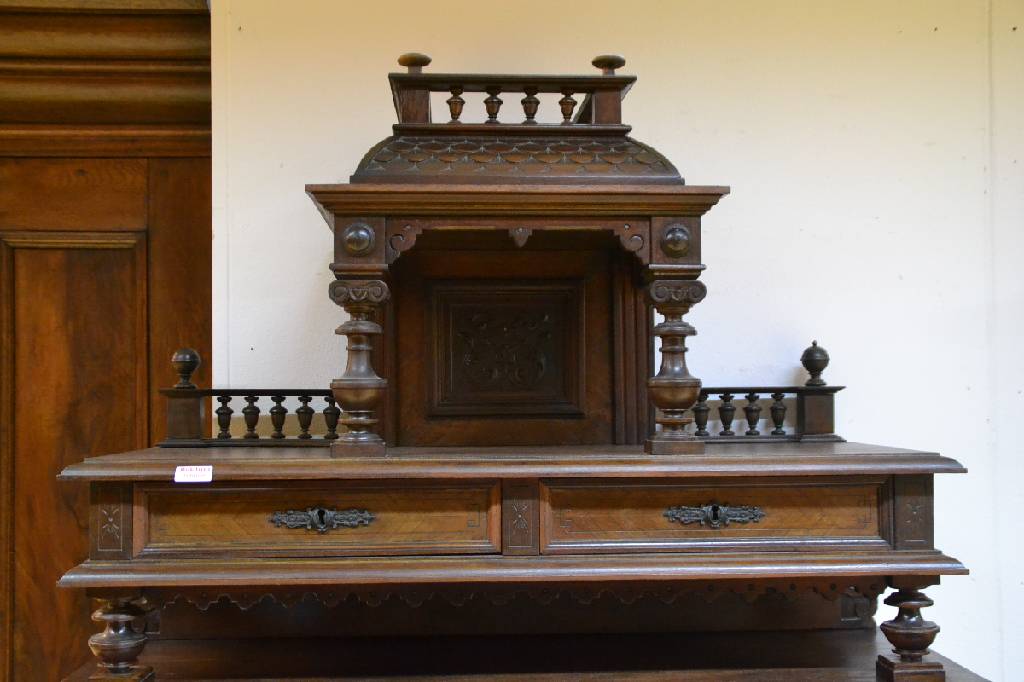 Detail c: Vertiko, deutsch, um 1880/90, Nussbaum furniert, Gründerzeit, asymmetrischer Aufbau, rechts 2 Nischen für Ziergegenstände, Untere mit Balustrade, ...