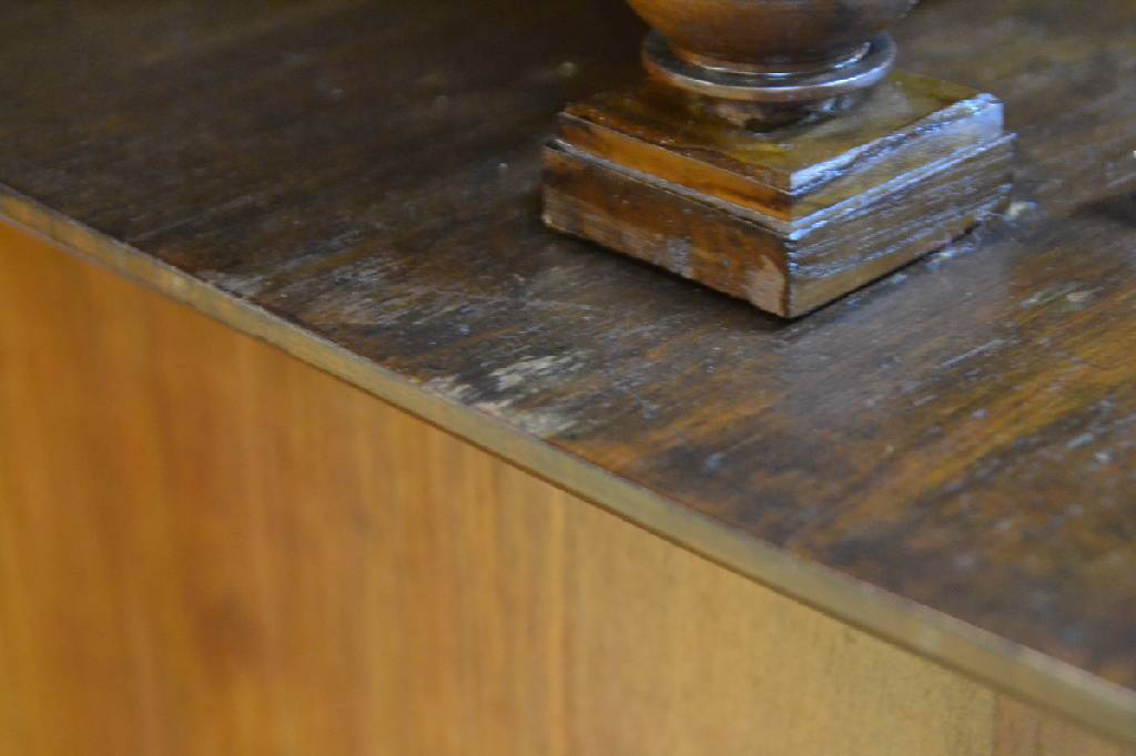 Detail d: Vertiko, deutsch, um 1880/90, Nussbaum furniert, Gründerzeit, asymmetrischer Aufbau, rechts 2 Nischen für Ziergegenstände, Untere mit Balustrade, ...