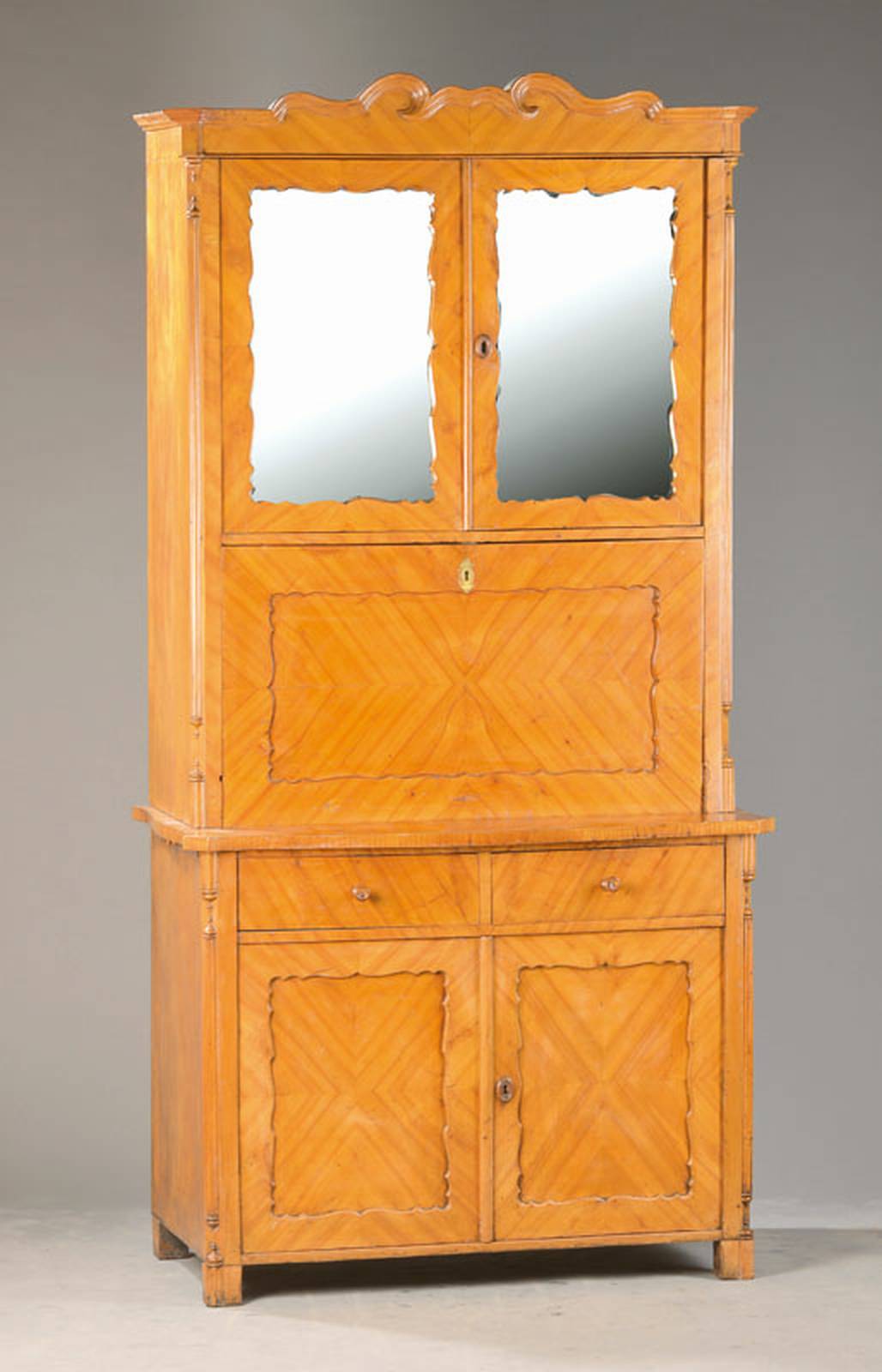 Aufsatzmöbel, mitteldeutsch, wohl Sachsen, um 1850/60, Kirschbaumfurnier auf Kreuzfuge auf Weichholzkorpus verlegt, Brezelfüllungen, Unterteil ...