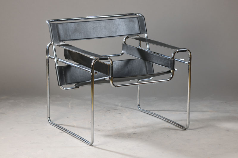 Armlehnsessel in der Art des Wassily-Sessel, Entwurf Marcel Breuer, um 1925,Stahlrohr gebogen, mit Lederbespannung, keine Signatur, kein ...