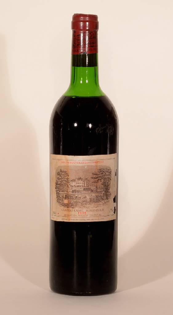 1 Flasche 1973 Chateau Lafite Rothschild, Pauillac, ca. 73 cl, Füllstand: ca. upper mid shoulder, Etikett & Kapsel z.T beschädigt, Etikett l. ...