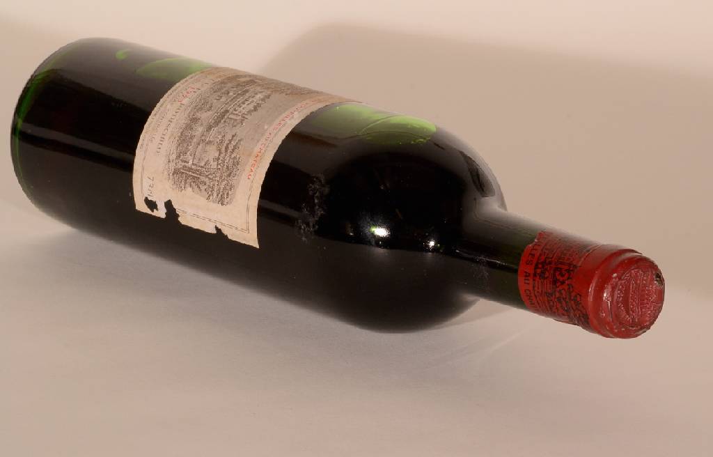 Detail b: 1 Flasche 1973 Chateau Lafite Rothschild, Pauillac, ca. 73 cl, Füllstand: ca. upper mid shoulder, Etikett & Kapsel z.T beschädigt, Etikett l. ...