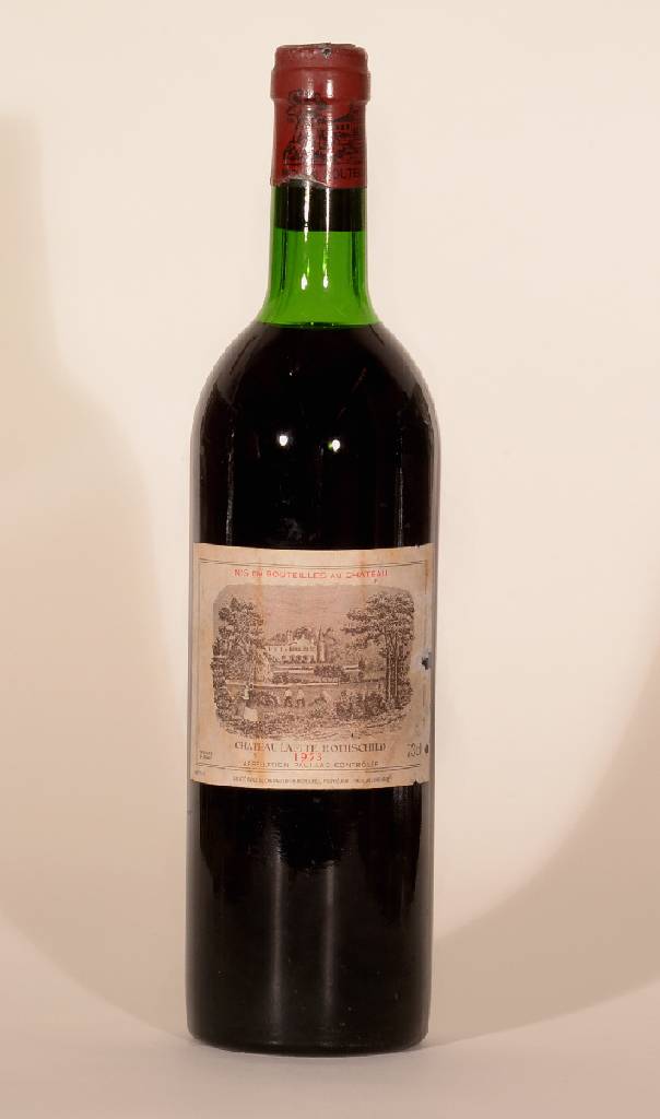 1 Flasche 1973 Chateau Lafite Rothschild, Pauillac, ca. 73 cl, Füllstand: ca. top shoulder, unverkostet, Etikett & Kapsel z.T beschädigt, Etikett ...