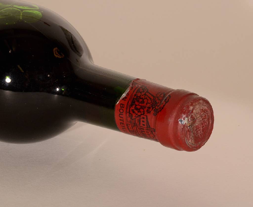 Detail b: 1 Flasche 1973 Chateau Lafite Rothschild, Pauillac, ca. 73 cl, Füllstand: ca. top shoulder, unverkostet, Etikett & Kapsel z.T beschädigt, Etikett ...
