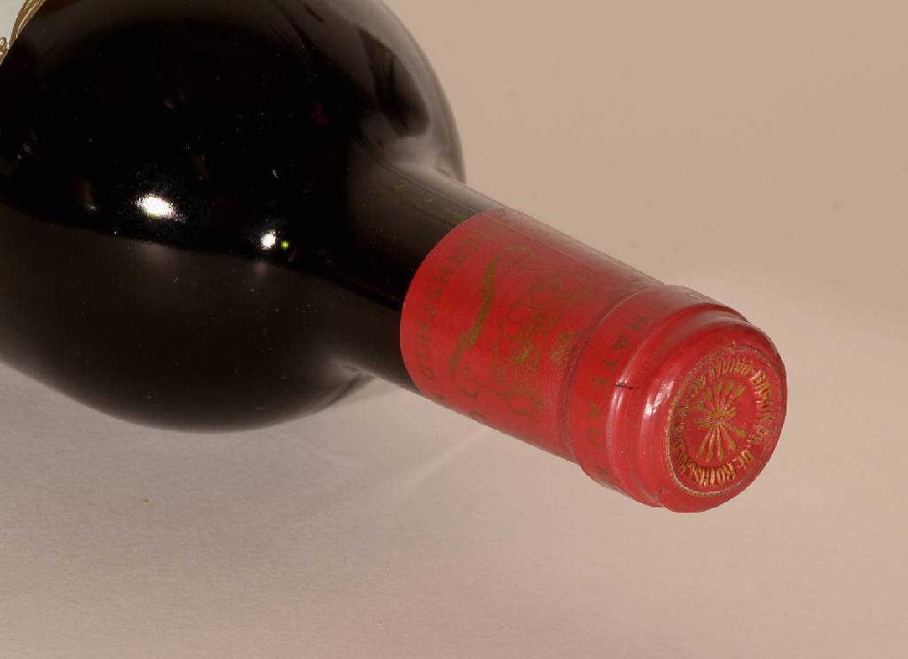 Detail a: 1 Flasche 1977 Chateau Mouton Rothschild, Pauillac, ca. 75 cl, Füllstand: ca. top shoulder, unverkostet, guter Erhaltungszustand, selten im Angebot, ...