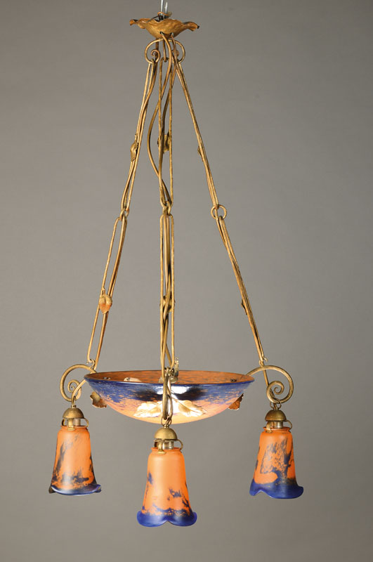 Jugendstil-Deckenlampe, deutsch, um 1910, Schichtglas mit eingepuderten Orange- u. Violet-Tönen, Mittelschale mit inneliegender Brennstelle, 3 Arme ...
