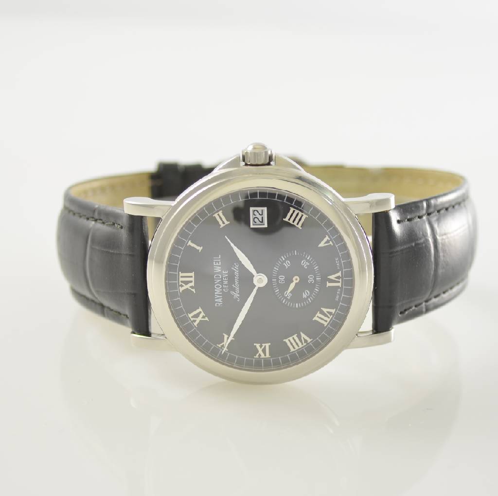 RAYMOND WEIL Maestro Herrenarmbanduhr in Stahl, Schweiz um 2010, Automatik, beids. vergl. Geh., Boden aufgedr., schwarzes Zifferbl. m. aufges. silb. ...