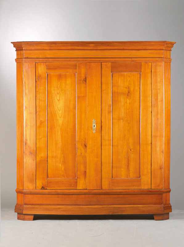 Biedermeierschrank, deutsch, um 1820, Kirschbaum massiv, 2-türig, Ecken abgeflacht, Klassisches Innenleben, orig. Kastenschloss, ca. 199x183x63 cm